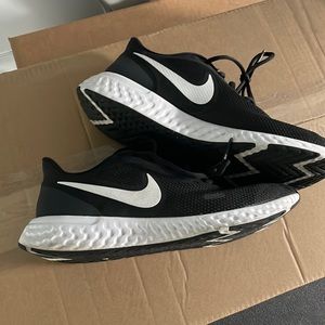 Nike revolution sz 8.5 mens or 10w